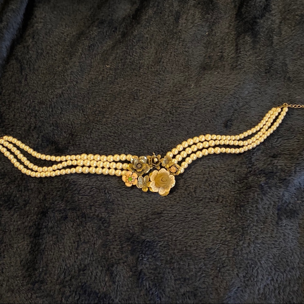 Boutique pearl necklace.